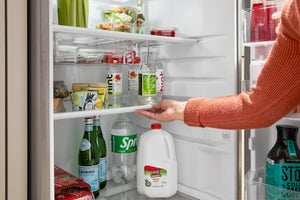 Whirlpool 16.3-cu ft Top-Freezer Refrigerator ( Black ) ENERGY STAR Certified