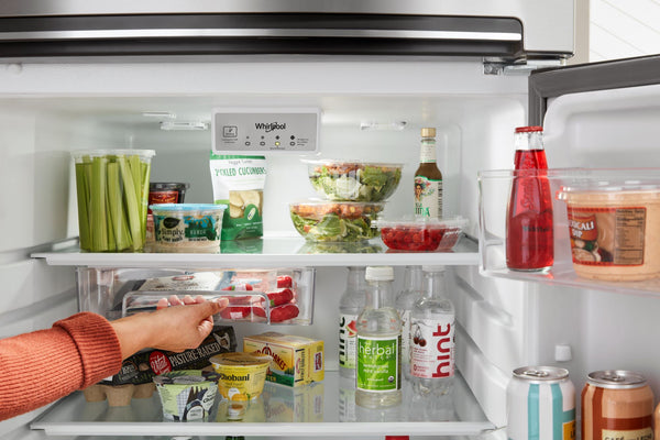 Whirlpool 16.3-cu ft Top-Freezer Refrigerator ( Black ) ENERGY STAR Certified